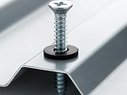 Bitumen washer sealing a roofing screw